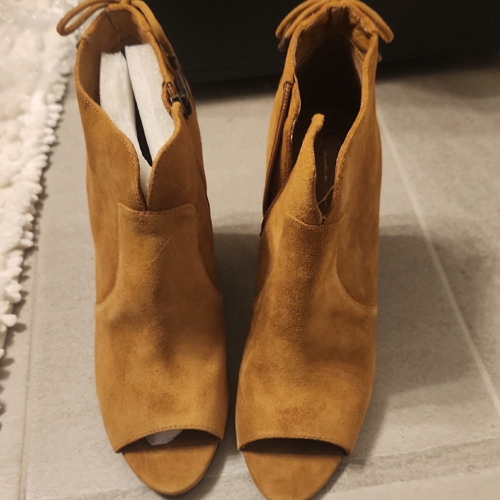 Jessica Simpson Tan Suede Ankle Booties Never Been Worn